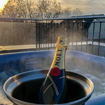 Luxury Penthouse Jacuzzi, Pool Table, Bbq & Desks * 柏林