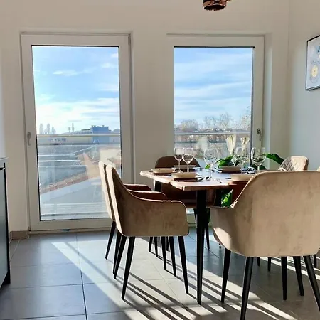 Luxury Penthouse Jacuzzi, Pool Table, Bbq & Desks *