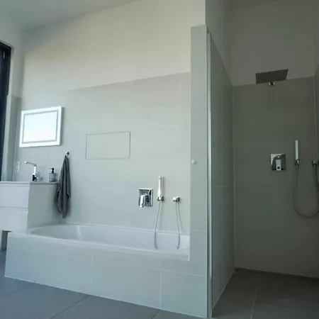 Luxury Penthouse Jacuzzi, Pool Table, Bbq & Desks *