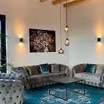 Hotel Luxury Penthouse Jacuzzi, Pool Table, Bbq & Desks
