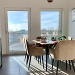 Luxury Penthouse Jacuzzi, Pool Table, Bbq & Desks *