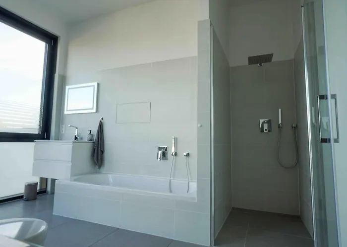 Luxury Penthouse Jacuzzi, Pool Table, Bbq & Desks *