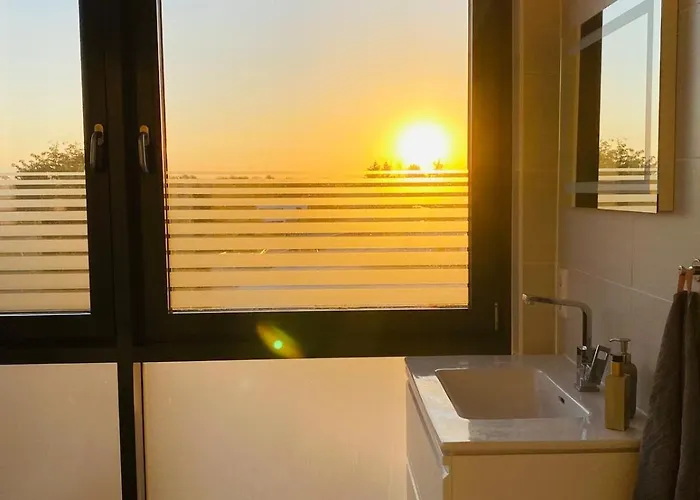 Hotel Luxury Penthouse Jacuzzi, Pool Table, Bbq & Desks *